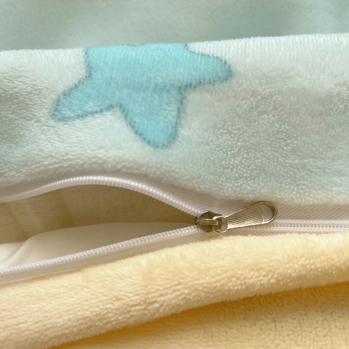 91家纺网 家纺一手货源 找家纺 轻奢坊 2025新款亲肤舒适牛奶绒毛球蝴蝶结款贴布绣四件套 绒星星小狗