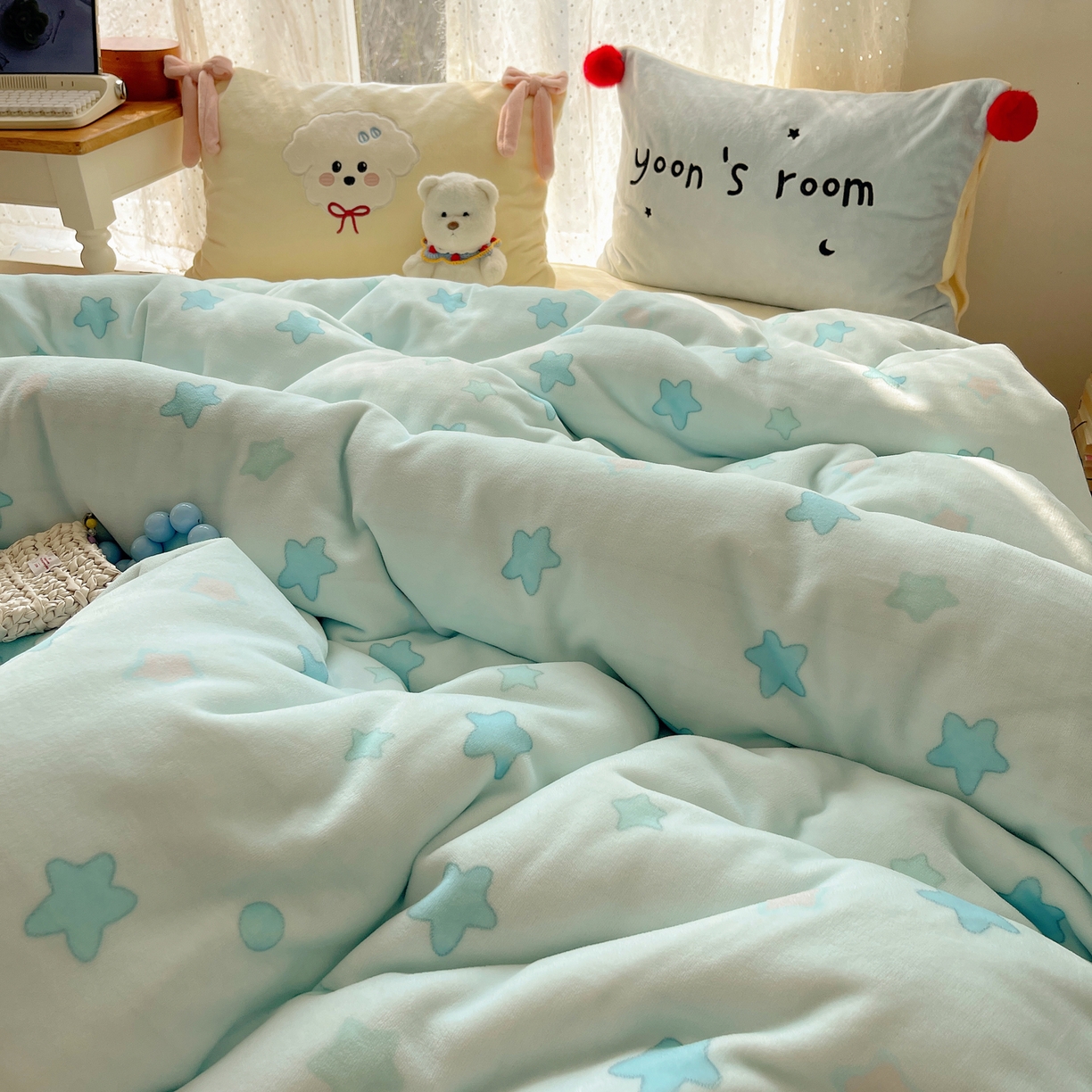 91家纺网 家纺一手货源 找家纺 轻奢坊 2025新款亲肤舒适牛奶绒毛球蝴蝶结款贴布绣四件套 绒星星小狗