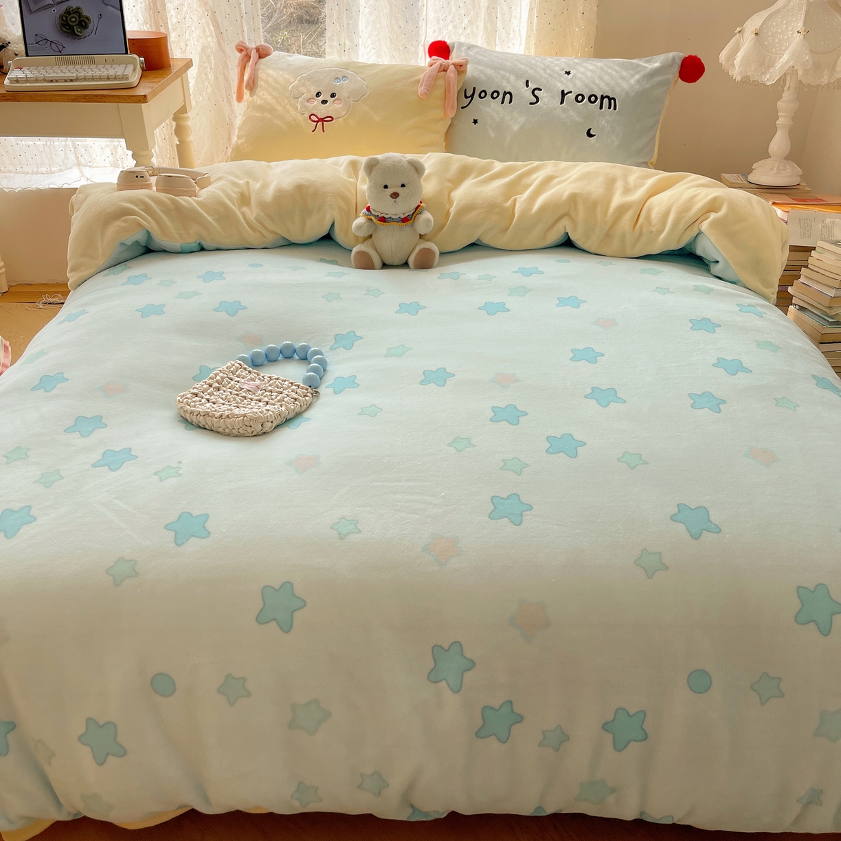 91家纺网 家纺一手货源 找家纺 轻奢坊 2025新款亲肤舒适牛奶绒毛球蝴蝶结款贴布绣四件套 绒星星小狗