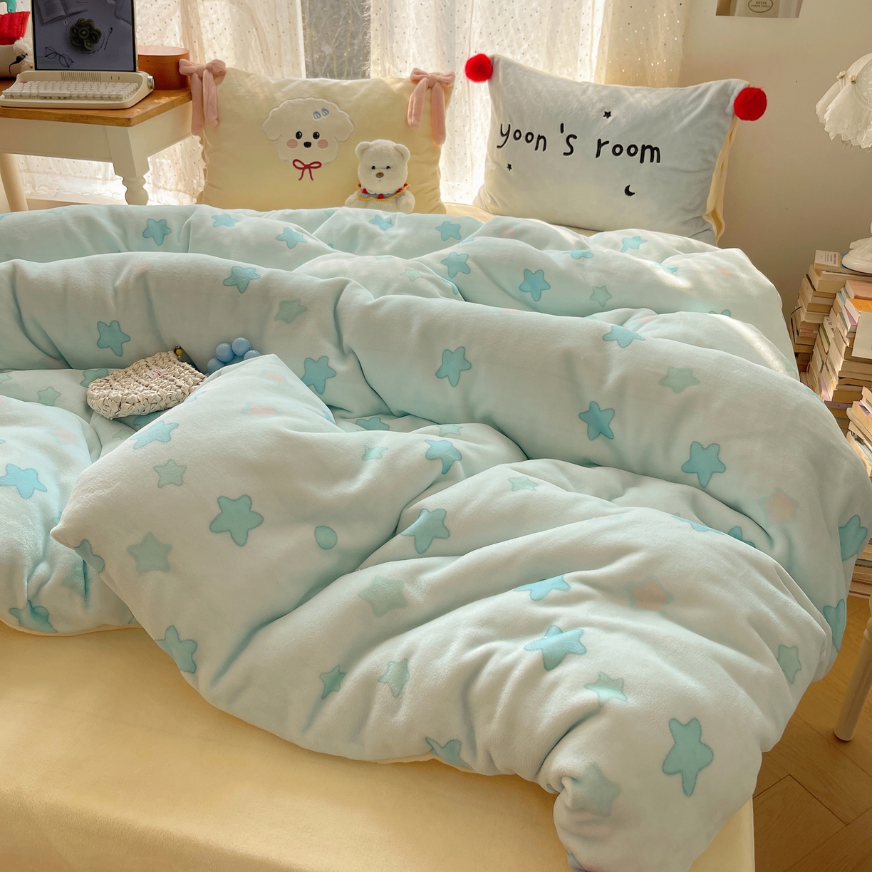 91家纺网 家纺一手货源 找家纺 轻奢坊 2025新款亲肤舒适牛奶绒毛球蝴蝶结款贴布绣四件套 绒星星小狗