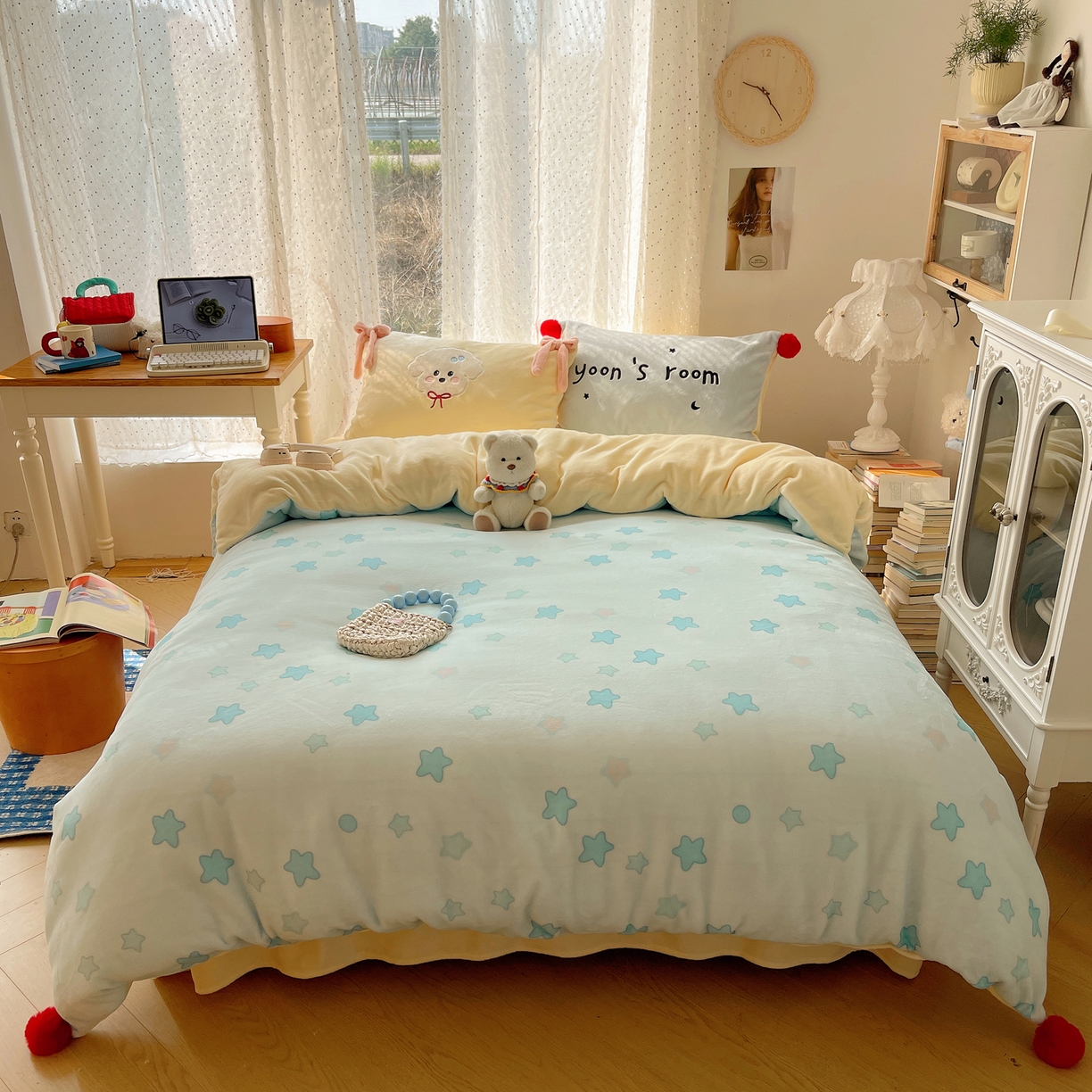 91家纺网 家纺一手货源 找家纺 轻奢坊 2025新款亲肤舒适牛奶绒毛球蝴蝶结款贴布绣四件套 绒星星小狗