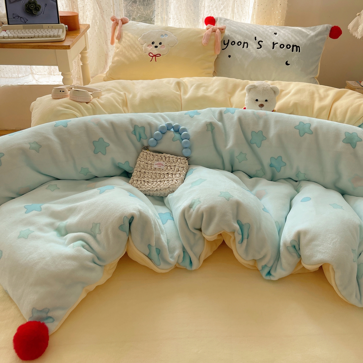 91家纺网 家纺一手货源 找家纺 轻奢坊 2025新款亲肤舒适牛奶绒毛球蝴蝶结款贴布绣四件套 绒星星小狗