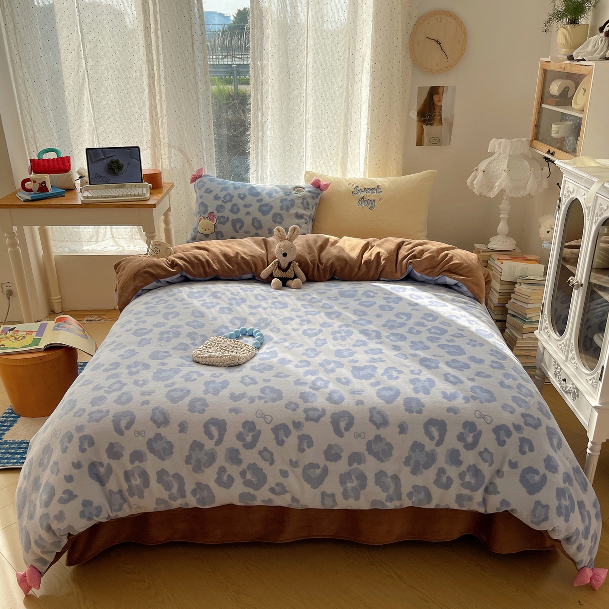 91家纺网 家纺一手货源 找家纺 轻奢坊 2025新款亲肤舒适牛奶绒毛球蝴蝶结款贴布绣四件套 奶熊蓝豹