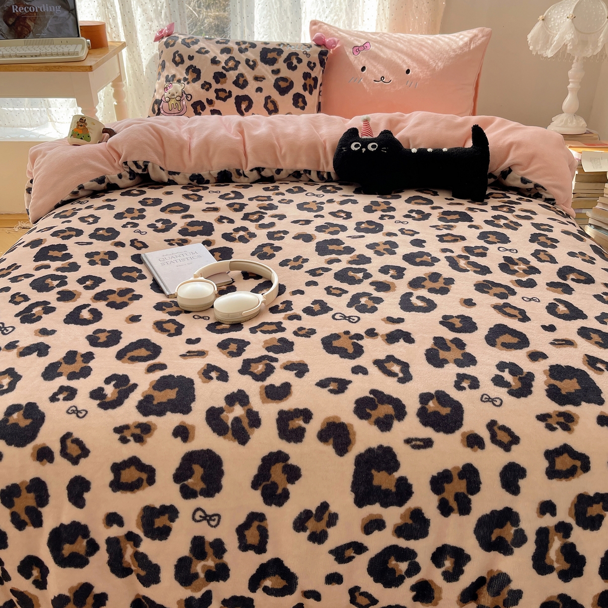 91家纺网 家纺一手货源 找家纺 轻奢坊 2025新款亲肤舒适牛奶绒毛球蝴蝶结款贴布绣四件套 蜜罐咖豹