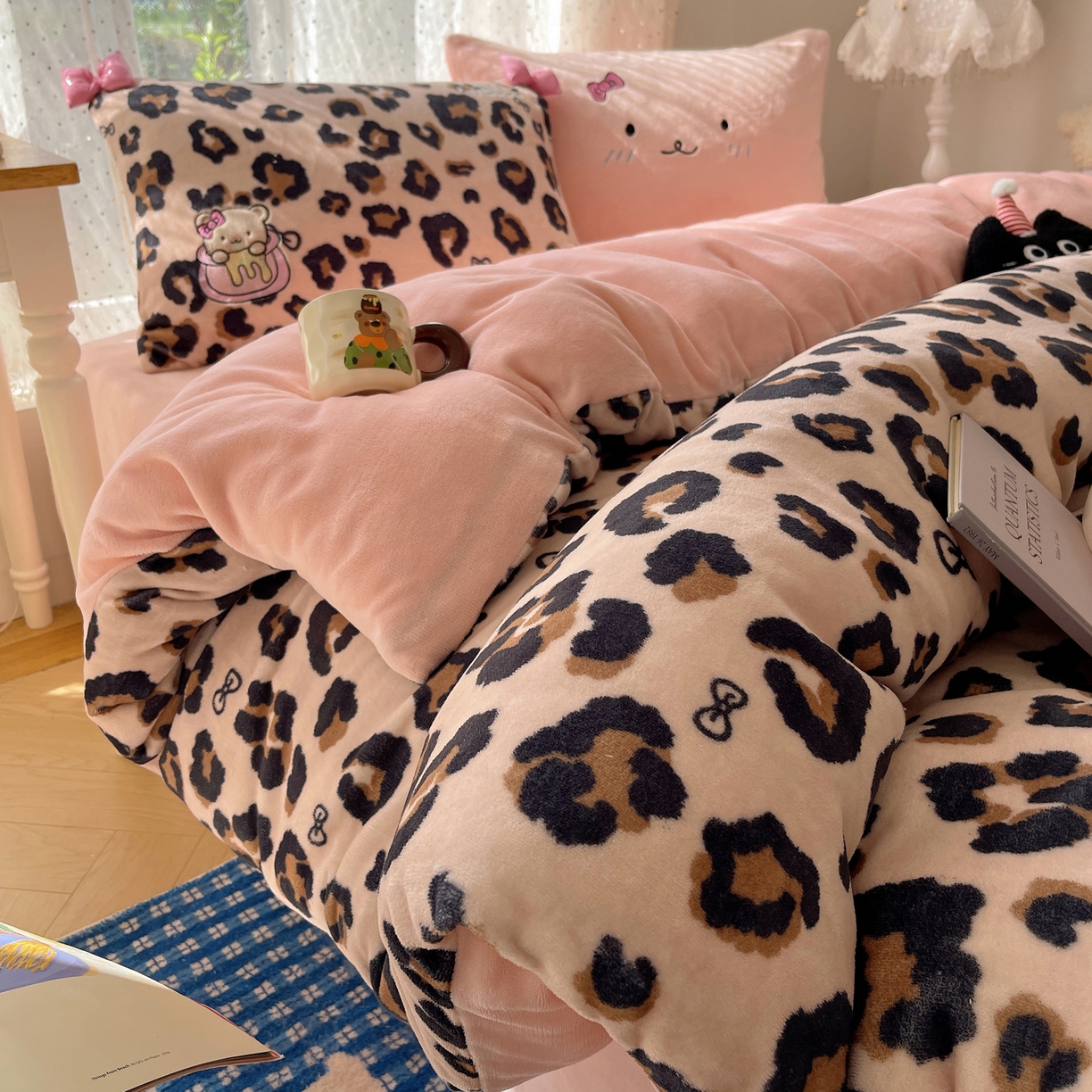 91家纺网 家纺一手货源 找家纺 轻奢坊 2025新款亲肤舒适牛奶绒毛球蝴蝶结款贴布绣四件套 蜜罐咖豹