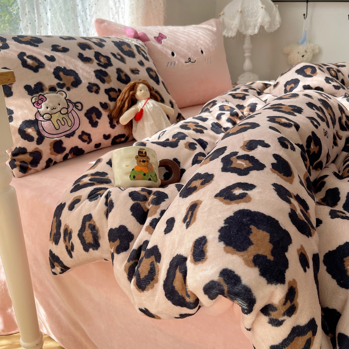 91家纺网 家纺一手货源 找家纺 轻奢坊 2025新款亲肤舒适牛奶绒毛球蝴蝶结款贴布绣四件套 蜜罐咖豹