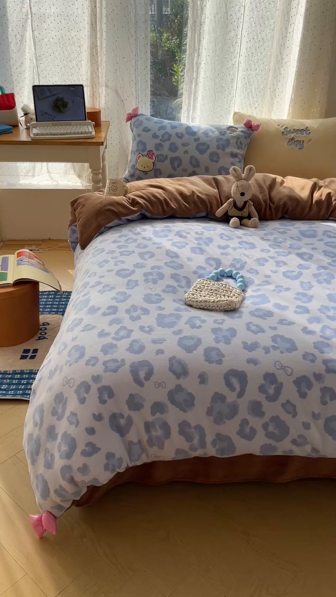 91家纺网 家纺一手货源 找家纺 轻奢坊 2025新款亲肤舒适牛奶绒毛球蝴蝶结款贴布绣四件套 奶熊蓝豹