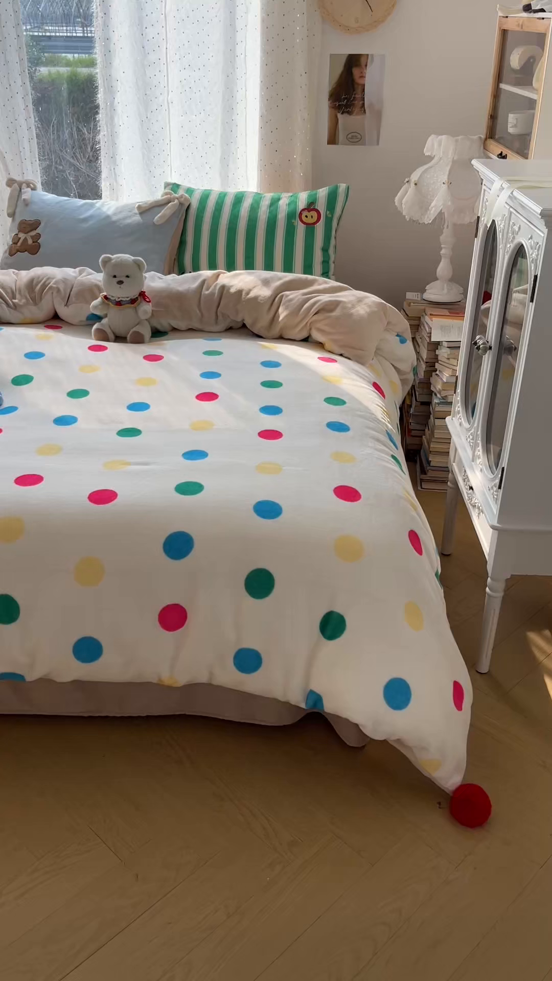 91家纺网 家纺一手货源 找家纺 轻奢坊 2025新款亲肤舒适牛奶绒毛球蝴蝶结款贴布绣四件套 绒波点小熊