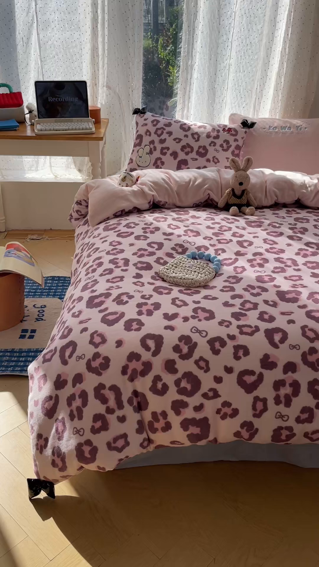 91家纺网 家纺一手货源 找家纺 （总）轻奢坊 2025新款亲肤舒适牛奶绒毛球蝴蝶结款贴布绣四件套