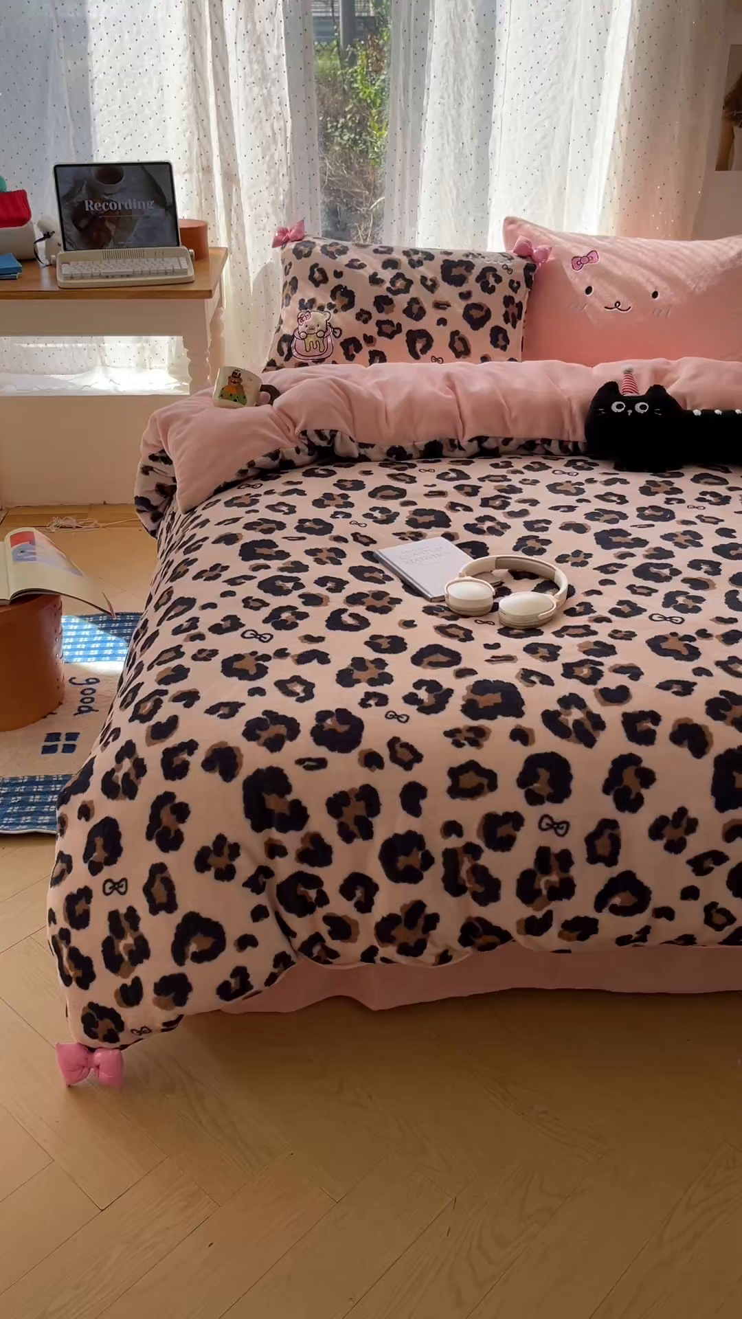 91家纺网 家纺一手货源 找家纺 轻奢坊 2025新款亲肤舒适牛奶绒毛球蝴蝶结款贴布绣四件套 蜜罐咖豹