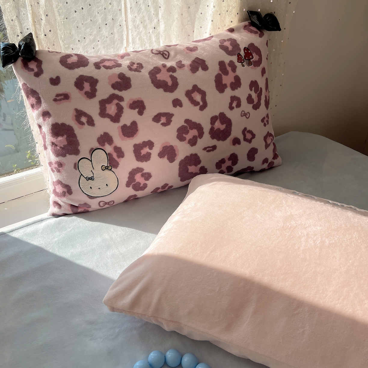 91家纺网 家纺一手货源 找家纺 轻奢坊 2025新款亲肤舒适牛奶绒毛球蝴蝶结款贴布绣四件套 tutu粉豹