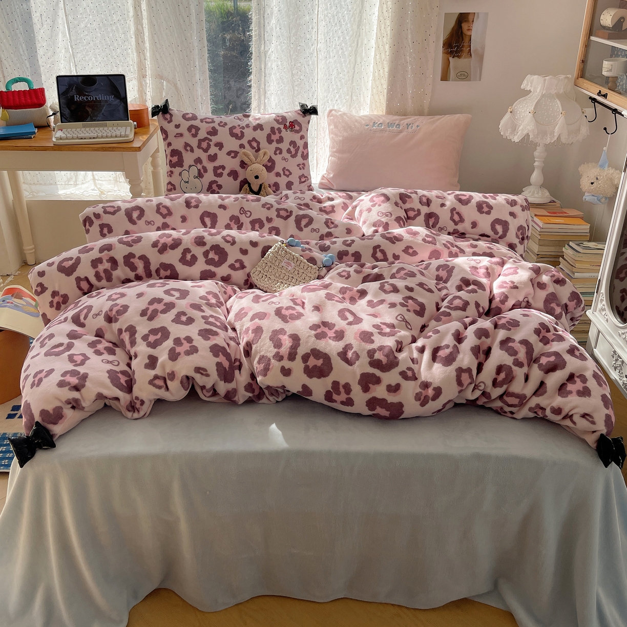 91家纺网 家纺一手货源 找家纺 轻奢坊 2025新款亲肤舒适牛奶绒毛球蝴蝶结款贴布绣四件套 tutu粉豹