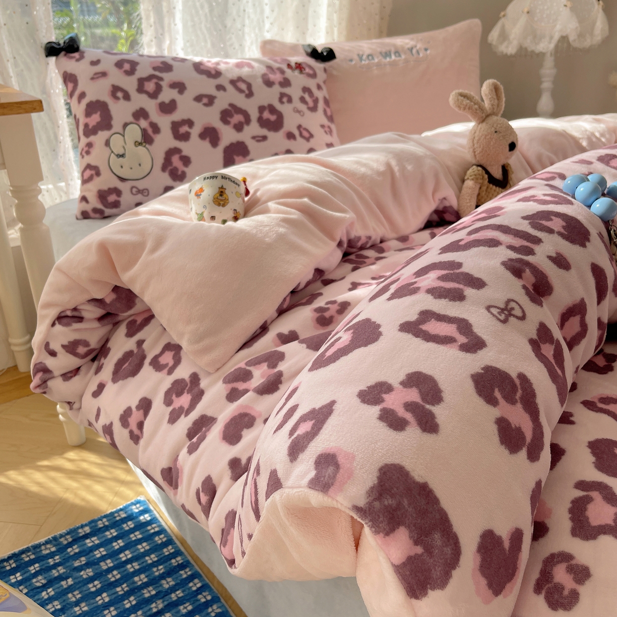 91家纺网 家纺一手货源 找家纺 轻奢坊 2025新款亲肤舒适牛奶绒毛球蝴蝶结款贴布绣四件套 tutu粉豹