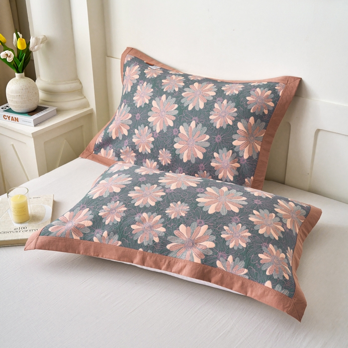 91家纺网 家纺一手货源 找家纺 棠薇家纺 2025新款全棉枕巾夹棉枕巾枕头盖巾彩纱三层纱枕巾 陌上花开蓝枕巾