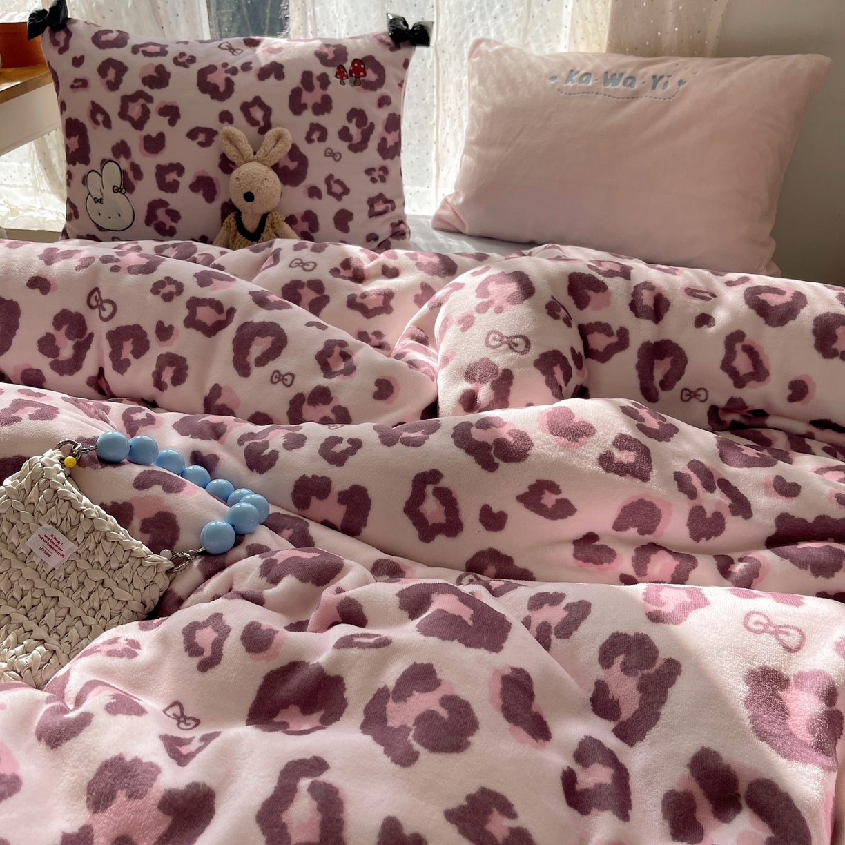 91家纺网 家纺一手货源 找家纺 轻奢坊 2025新款亲肤舒适牛奶绒毛球蝴蝶结款贴布绣四件套 tutu粉豹