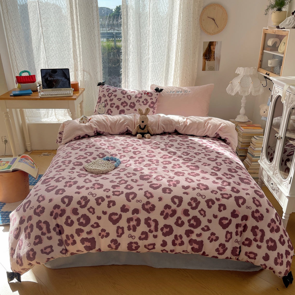 91家纺网 家纺一手货源 找家纺 轻奢坊 2025新款亲肤舒适牛奶绒毛球蝴蝶结款贴布绣四件套 tutu粉豹