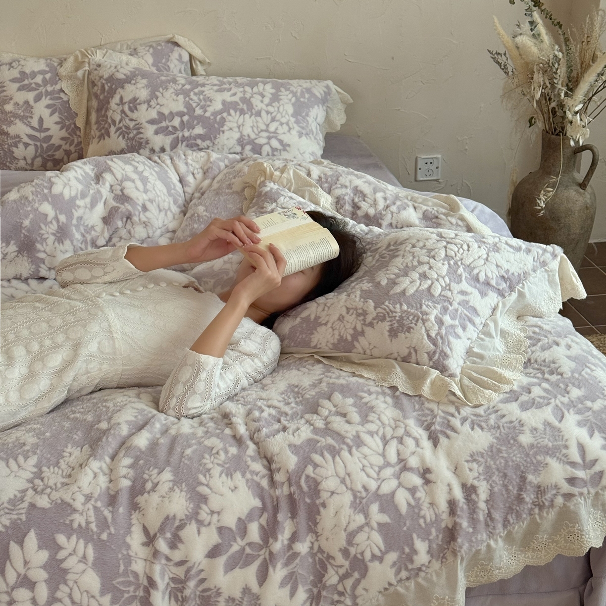 91家纺网 家纺一手货源 找家纺 MIU缪家居 2025新款A版兔毛B版牛奶绒四件套-法芙娜 法芙娜-香芋紫