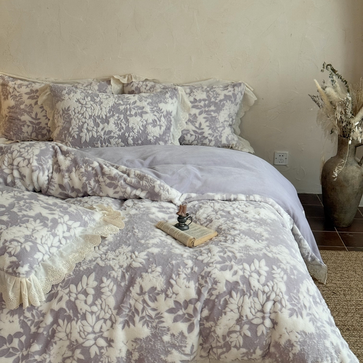 91家纺网 家纺一手货源 找家纺 MIU缪家居 2025新款A版兔毛B版牛奶绒四件套-法芙娜 法芙娜-香芋紫