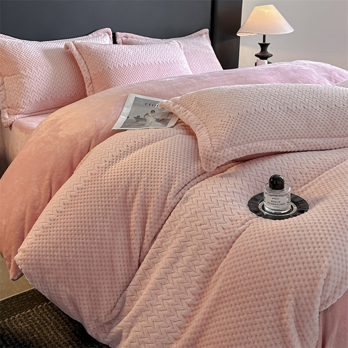 91家纺网 家纺一手货源 找家纺 （总）爱彼家纺 2025冬季新款色织拼色编织提花轻奢牛奶绒四件套-织锦系列