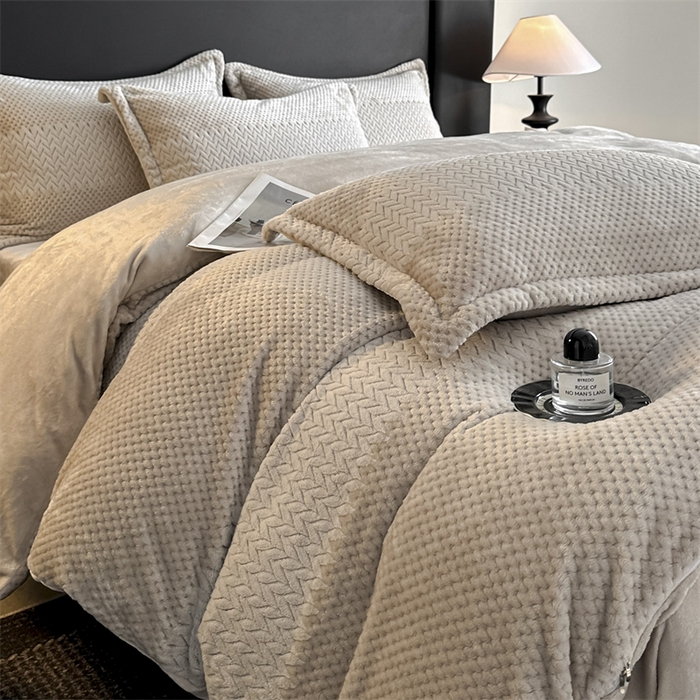 91家纺网 家纺一手货源 找家纺 （总）爱彼家纺 2025冬季新款色织拼色编织提花轻奢牛奶绒四件套-织锦系列