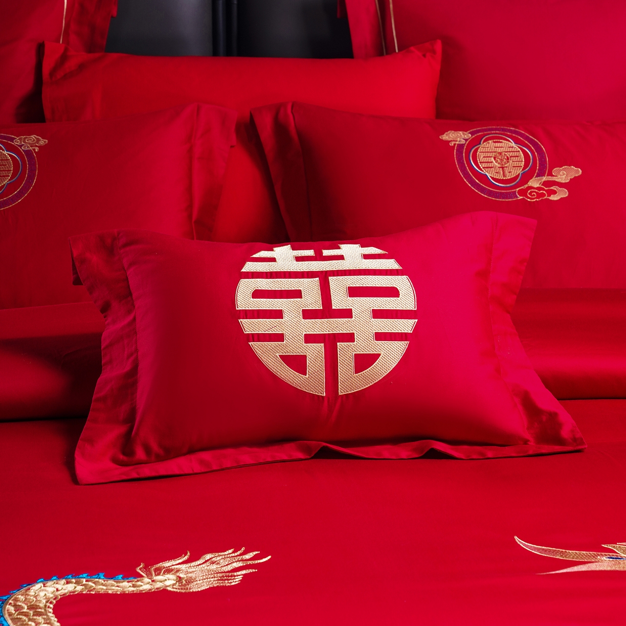 91家纺网 家纺一手货源 找家纺 置顶家纺 2025新款新中式婚庆亲肤刺绣四件套 龙凤大喜-大红