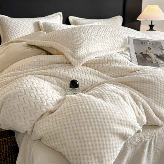 91家纺网 家纺一手货源 找家纺 爱彼家纺 2025冬季新款色织拼色编织提花轻奢牛奶绒四件套-织锦系列 织锦-白露