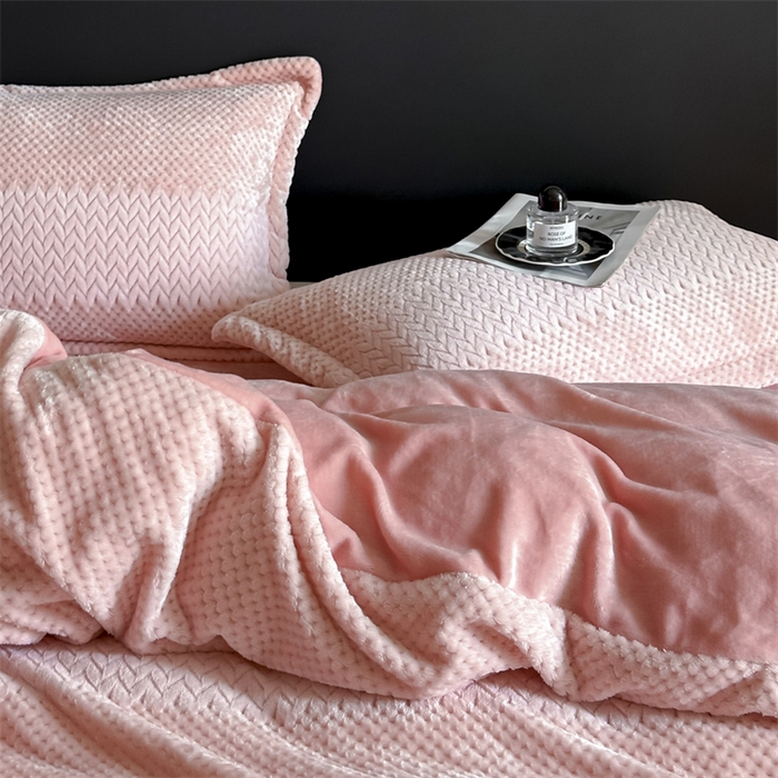 91家纺网 家纺一手货源 找家纺 爱彼家纺 2025冬季新款色织拼色编织提花轻奢牛奶绒四件套-织锦系列 织锦-粉漾