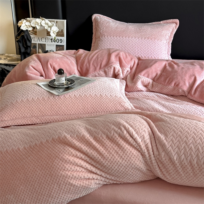 91家纺网 家纺一手货源 找家纺 爱彼家纺 2025冬季新款色织拼色编织提花轻奢牛奶绒四件套-织锦系列 织锦-粉漾