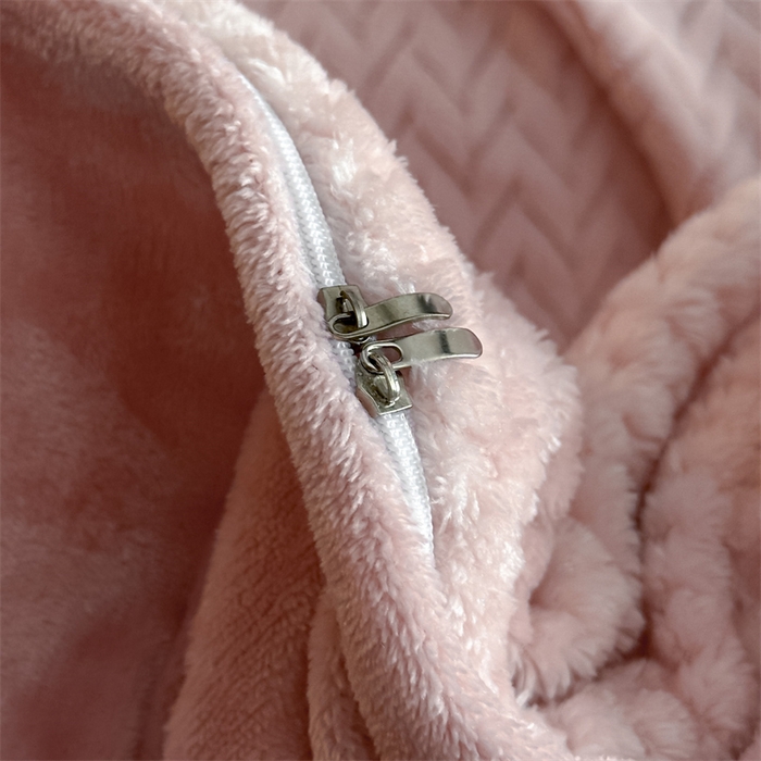 91家纺网 家纺一手货源 找家纺 爱彼家纺 2025冬季新款色织拼色编织提花轻奢牛奶绒四件套-织锦系列 织锦-粉漾