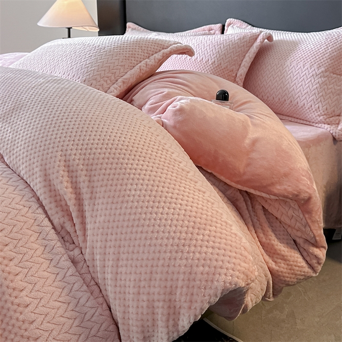 91家纺网 家纺一手货源 找家纺 爱彼家纺 2025冬季新款色织拼色编织提花轻奢牛奶绒四件套-织锦系列 织锦-粉漾