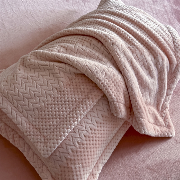 91家纺网 家纺一手货源 找家纺 爱彼家纺 2025冬季新款色织拼色编织提花轻奢牛奶绒四件套-织锦系列 织锦-粉漾