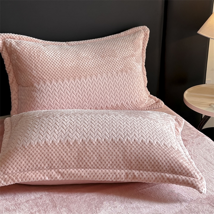 91家纺网 家纺一手货源 找家纺 爱彼家纺 2025冬季新款色织拼色编织提花轻奢牛奶绒四件套-织锦系列 织锦-粉漾