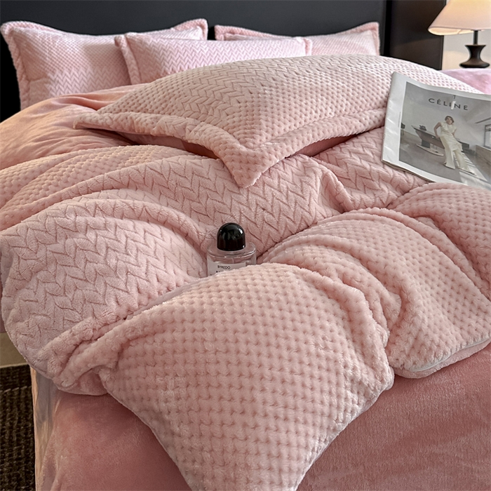 91家纺网 家纺一手货源 找家纺 爱彼家纺 2025冬季新款色织拼色编织提花轻奢牛奶绒四件套-织锦系列 织锦-粉漾