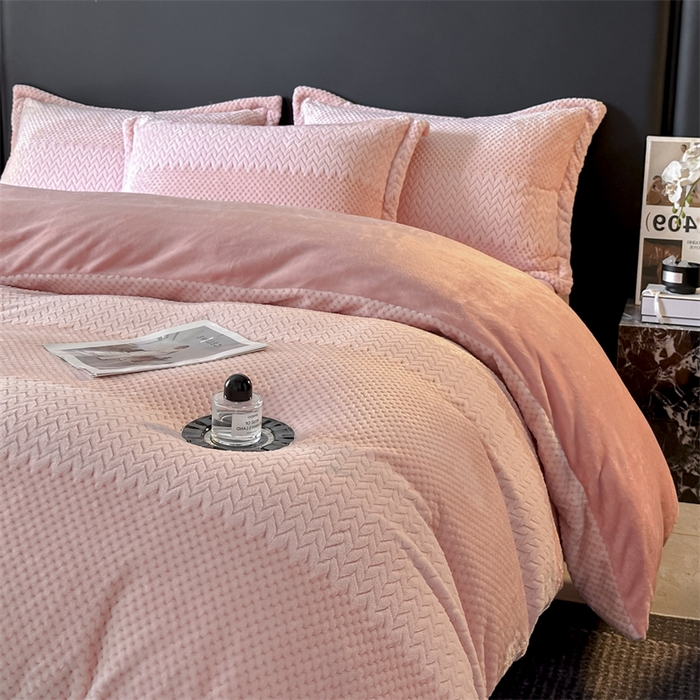 91家纺网 家纺一手货源 找家纺 爱彼家纺 2025冬季新款色织拼色编织提花轻奢牛奶绒四件套-织锦系列 织锦-粉漾