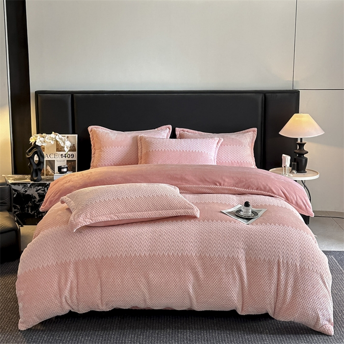 91家纺网 家纺一手货源 找家纺 爱彼家纺 2025冬季新款色织拼色编织提花轻奢牛奶绒四件套-织锦系列 织锦-粉漾