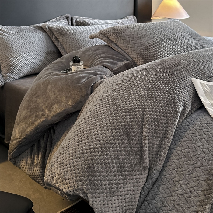 91家纺网 家纺一手货源 找家纺 爱彼家纺 2025冬季新款色织拼色编织提花轻奢牛奶绒四件套-织锦系列 织锦-灰调