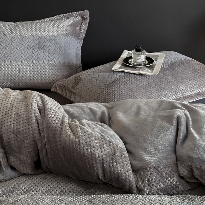 91家纺网 家纺一手货源 找家纺 爱彼家纺 2025冬季新款色织拼色编织提花轻奢牛奶绒四件套-织锦系列 织锦-灰调
