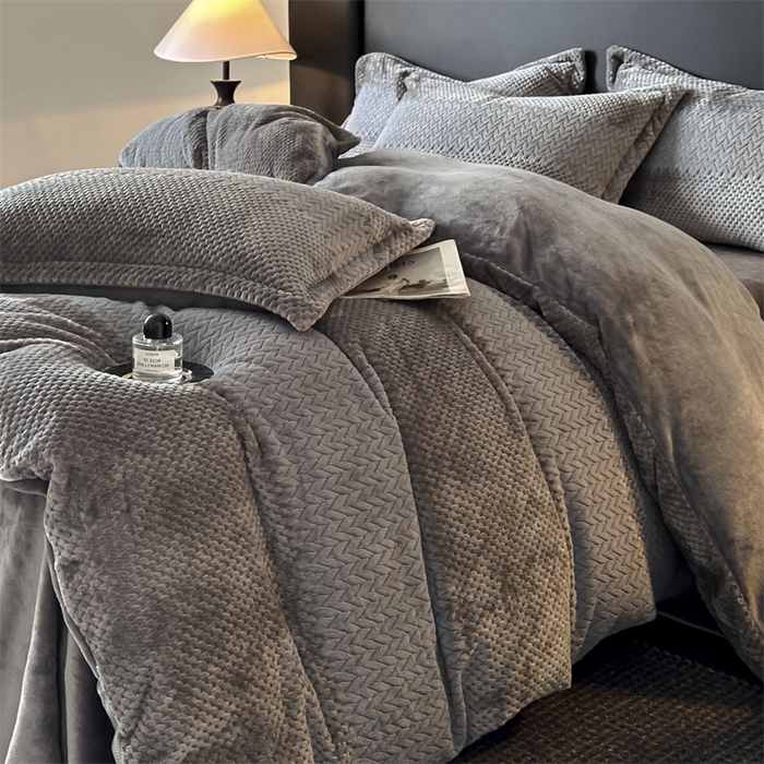 91家纺网 家纺一手货源 找家纺 爱彼家纺 2025冬季新款色织拼色编织提花轻奢牛奶绒四件套-织锦系列 织锦-灰调