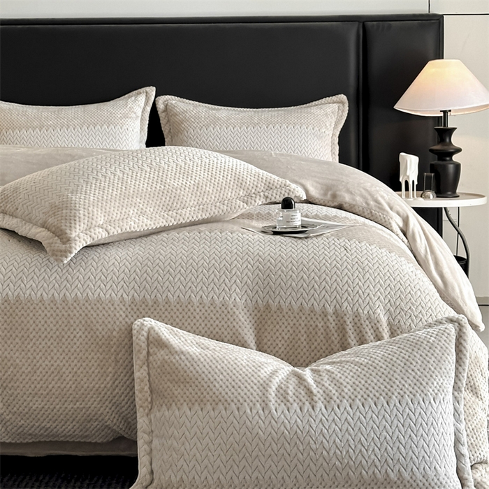 91家纺网 家纺一手货源 找家纺 爱彼家纺 2025冬季新款色织拼色编织提花轻奢牛奶绒四件套-织锦系列 织锦-咖韵