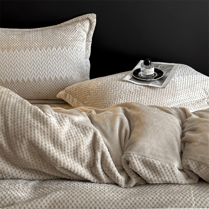 91家纺网 家纺一手货源 找家纺 爱彼家纺 2025冬季新款色织拼色编织提花轻奢牛奶绒四件套-织锦系列 织锦-咖韵