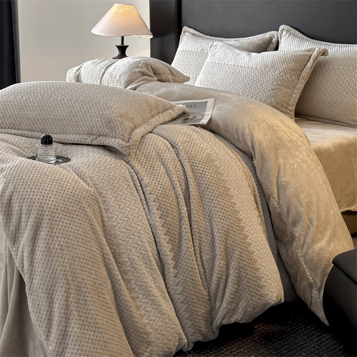 91家纺网 家纺一手货源 找家纺 爱彼家纺 2025冬季新款色织拼色编织提花轻奢牛奶绒四件套-织锦系列 织锦-咖韵