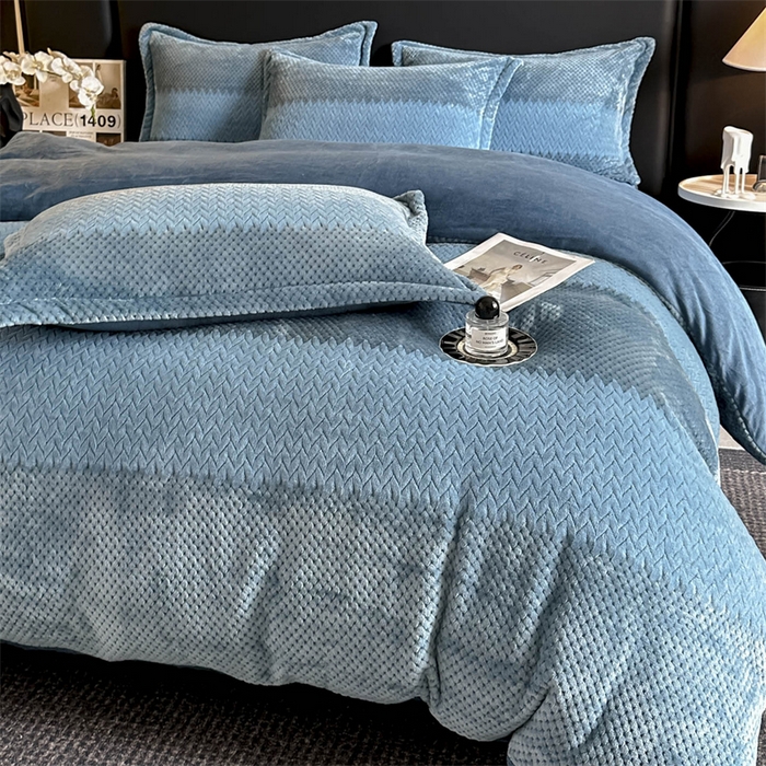 91家纺网 家纺一手货源 找家纺 爱彼家纺 2025冬季新款色织拼色编织提花轻奢牛奶绒四件套-织锦系列 织锦-蓝谧