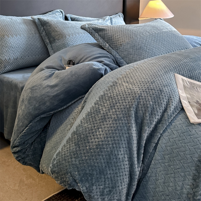 91家纺网 家纺一手货源 找家纺 爱彼家纺 2025冬季新款色织拼色编织提花轻奢牛奶绒四件套-织锦系列 织锦-蓝谧