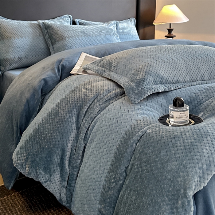 爱彼家纺 2025冬季新款色织拼色编织提花轻奢牛奶绒四件套-织锦系列 织锦-蓝谧