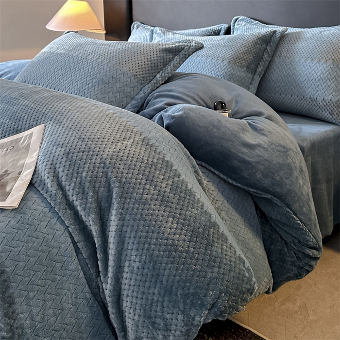 91家纺网 家纺一手货源 找家纺 爱彼家纺 2025冬季新款色织拼色编织提花轻奢牛奶绒四件套-织锦系列 织锦-蓝谧