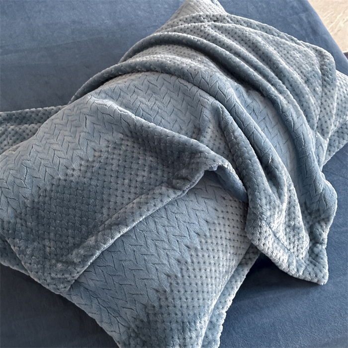 91家纺网 家纺一手货源 找家纺 爱彼家纺 2025冬季新款色织拼色编织提花轻奢牛奶绒四件套-织锦系列 织锦-蓝谧