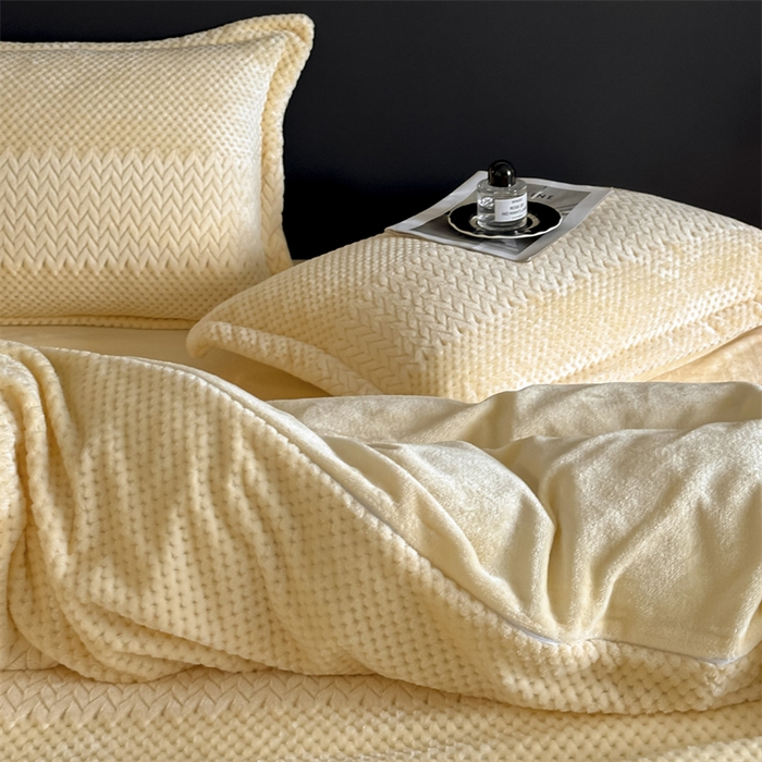 91家纺网 家纺一手货源 找家纺 爱彼家纺 2025冬季新款色织拼色编织提花轻奢牛奶绒四件套-织锦系列 织锦-暖阳