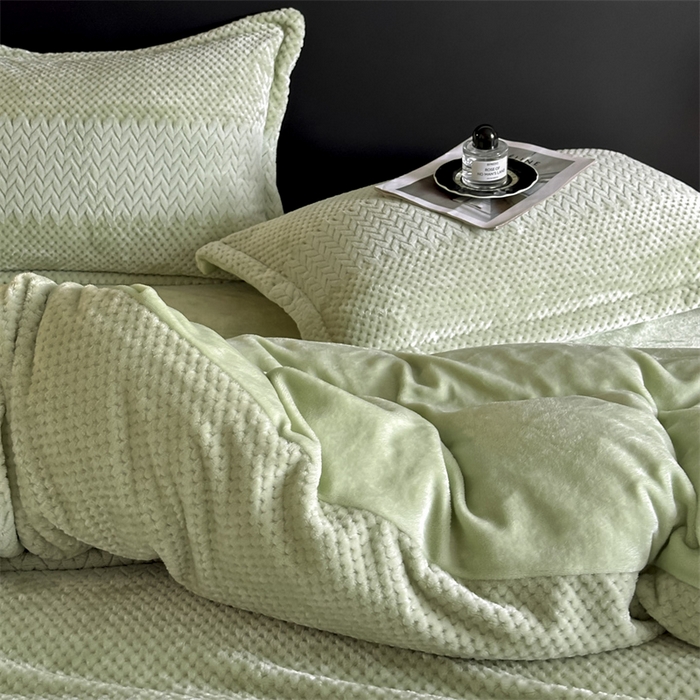 91家纺网 家纺一手货源 找家纺 爱彼家纺 2025冬季新款色织拼色编织提花轻奢牛奶绒四件套-织锦系列 织锦-青雾