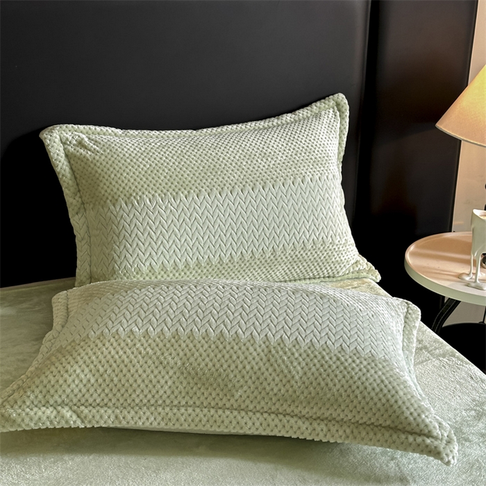 91家纺网 家纺一手货源 找家纺 爱彼家纺 2025冬季新款色织拼色编织提花轻奢牛奶绒四件套-织锦系列 织锦-青雾