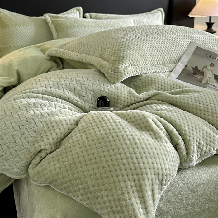 91家纺网 家纺一手货源 找家纺 爱彼家纺 2025冬季新款色织拼色编织提花轻奢牛奶绒四件套-织锦系列 织锦-青雾